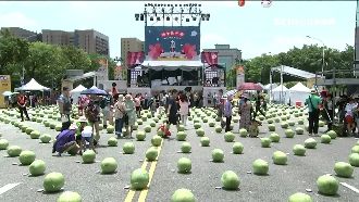 凱道999人頂高溫　端午改「立瓜」