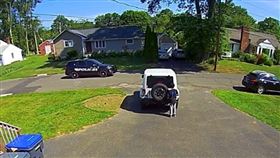 美國非裔男童看到警車來躲起來（圖／翻攝自lacetight IG）