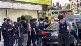 嫌持雙槍對空鳴！新竹警匪對峙2小時　親友喊話（圖／新聞台）