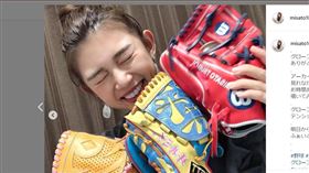 日本「棒球美少女」坪井美沙音。（圖／翻攝自IG)