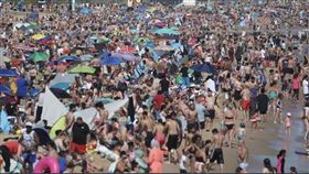 英國版墾丁！50萬人擠爆海灘…病毒交換　吸別人吐的空氣（圖／翻攝自埃伍德推特）
英國伯恩茅斯區的下議院議員埃伍德（Tobias Ellwood）