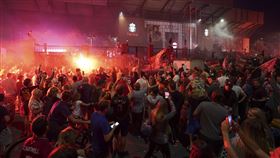 ▲利物浦英超封王，球迷無視社交距離規定在安菲爾德球場（Anfield）周邊街道狂歡整夜。（圖／美聯社／達志影像）