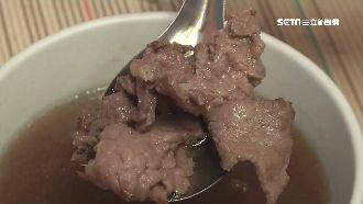 連假台南湧人潮　遊客排隊搶喝牛肉湯