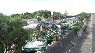 載蛋貨車自撞翻覆起火　驚悚畫面曝光