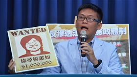 國民黨召開青年憂反滲透法記者會國民黨4日舉行「青年憂反滲透法 羅織罪名搞東廠」記者會，由國民黨網路小編呂謦煒（圖）等人共同主持，指出反滲透法定義模糊，讓青年無所適從。中央社記者王飛華攝　109年1月4日