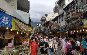 連假走訪內灣老街　民眾不忘戴口罩