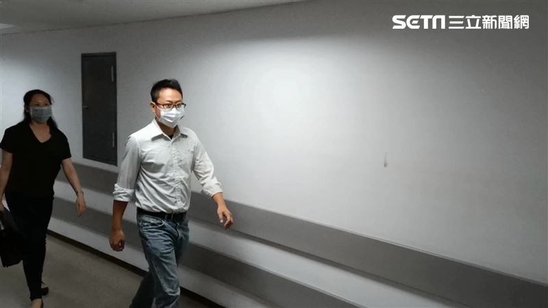 胡嘉嘉酒後猝死　女神色哀戚到場相驗
