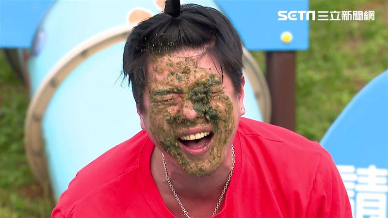 李易遭老外報復　皮蛋泥抹臉狂作嘔