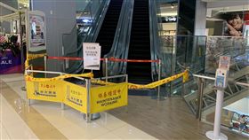 汐止女童腳趾遭手扶梯夾斷（1）新北市一名5歲女童26日下午和父母到汐止一處購物中心時，疑穿著不合腳膠鞋，右腳食指與無名指遭手扶梯夾斷，緊急送醫。事發現場已拉起封鎖線，確切事故原因仍待釐清。（警方提供）中央社記者葉臻傳真　109年6月26日