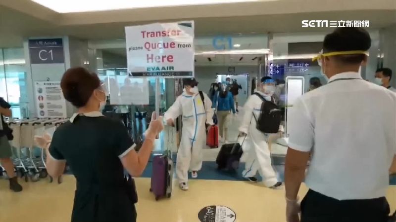 首批7轉機客抵台　桃機設專屬候機室