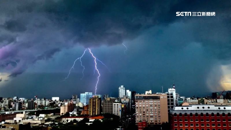 雷雨襲台！天空奇景「雨瀑布」超震撼