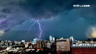 雷雨襲台！天空奇景「雨瀑布」超震撼