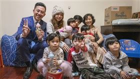 將迎第45萬人口　竹市府準備禮物與祝福新竹市民政處指出，根據戶政事務所統計資料，竹市近日內人口數將突破45萬人。新竹市長林智堅（後左）表示，市府將準備禮物與祝福要送給第45萬幸運兒，盼這名幸運寶寶能在幸福城市快樂長大。圖為林智堅日前訪視民家。（新竹市政府提供）中央社記者魯鋼駿傳真　109年6月26日