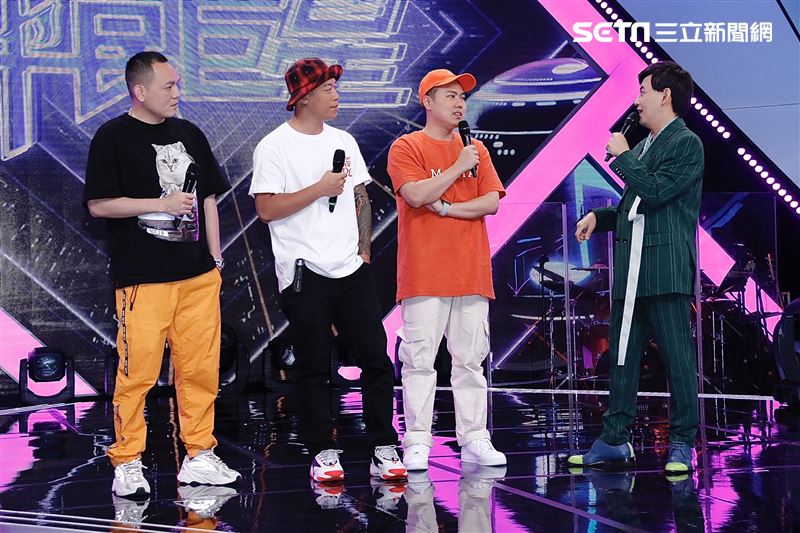 黃子佼所主持的素人選秀節目《平民巨星》請來本土天團玖壹壹擔任評審。（圖／記者林聖凱攝影）
