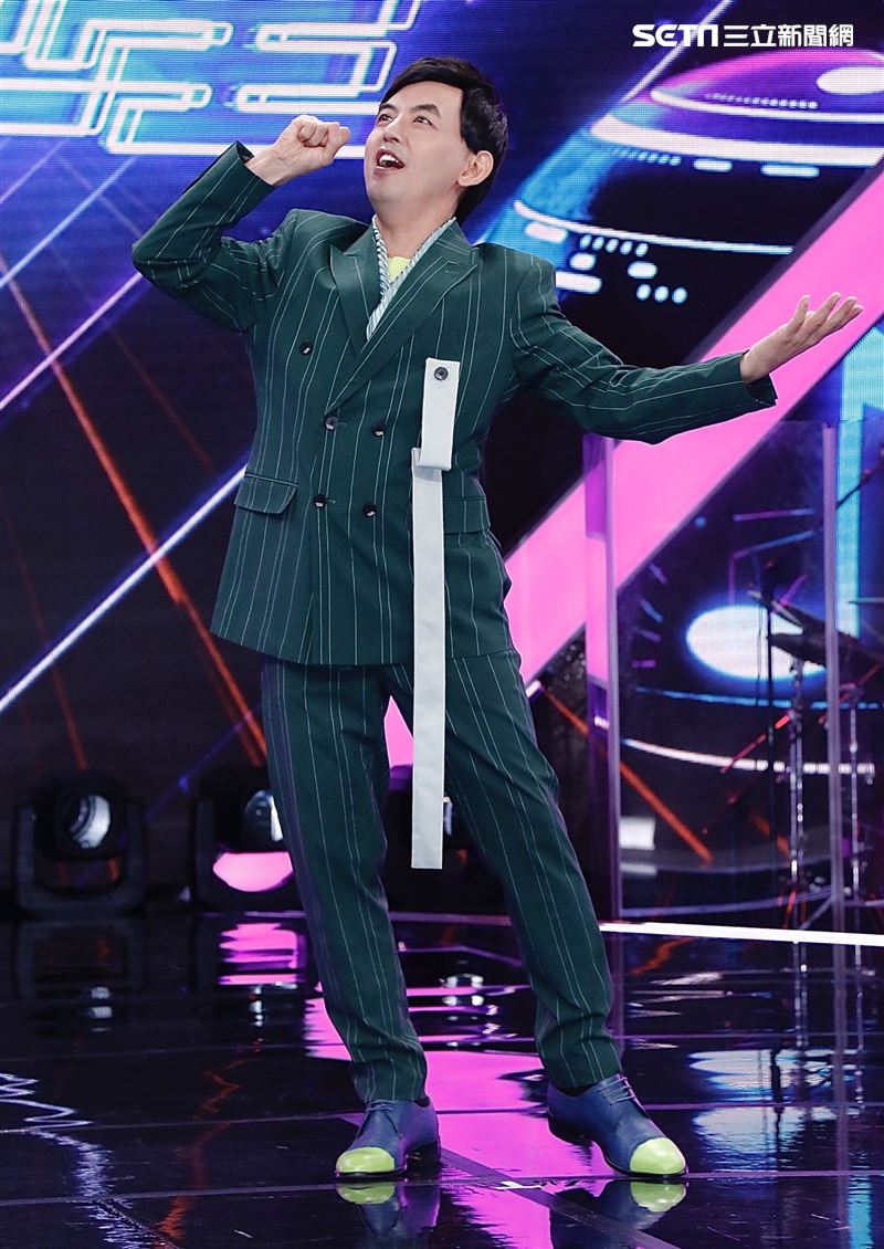 黃子佼所主持的素人選秀節目《平民巨星》請來本土天團玖壹壹擔任評審。（圖／記者林聖凱攝影）