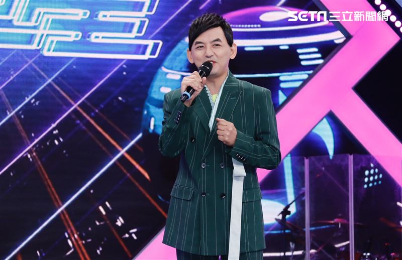 黃子佼所主持的素人選秀節目《平民巨星》請來本土天團玖壹壹擔任評審。（圖／記者林聖凱攝影）