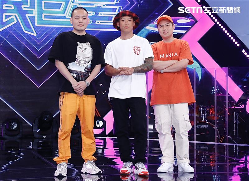 黃子佼所主持的素人選秀節目《平民巨星》請來本土天團玖壹壹擔任評審。（圖／記者林聖凱攝影）