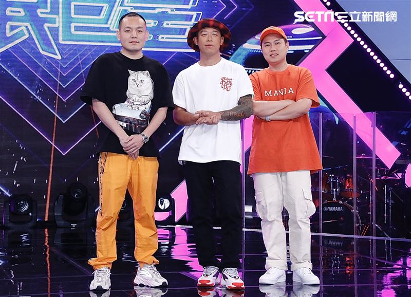 黃子佼所主持的素人選秀節目《平民巨星》請來本土天團玖壹壹擔任評審。（圖／記者林聖凱攝影）
