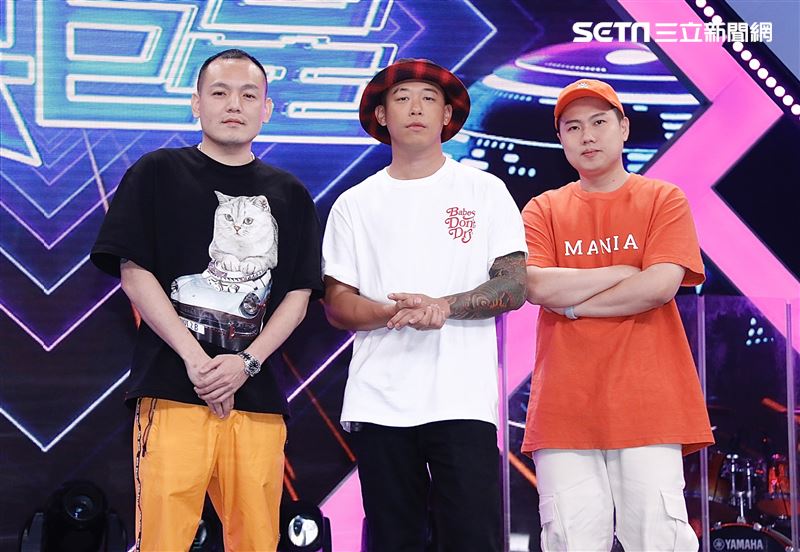 黃子佼所主持的素人選秀節目《平民巨星》請來本土天團玖壹壹擔任評審。（圖／記者林聖凱攝影）