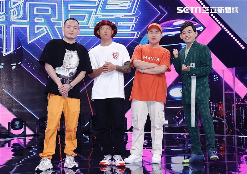 黃子佼所主持的素人選秀節目《平民巨星》請來本土天團玖壹壹擔任評審。（圖／記者林聖凱攝影）