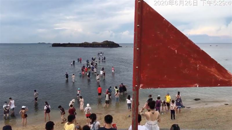 澎湖摩西分海升紅旗　百人硬擠踏浪