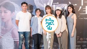 周曉涵（中）、周孝安（左一）因戲曾傳緋聞，26日和葉欣眉（左二）以及好友一起欣賞舞台劇《昨夜星辰》。（圖／寬宏藝術提供）