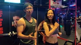 狄鶯/孫安佐/母子倆一起在健身房重訓。（圖／翻攝自YouTube）