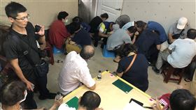 職業賭場隱身台南鬧區民宅　警逮50人送辦台南市政府警察局第二分局26日破獲隱身在台南市鬧區的職業賭場，逮捕送辦50人。（警方提供）中央社記者張榮祥台南傳真　109年6月27日