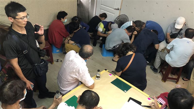 職業賭場隱鬧區民宅　警逮50人送辦