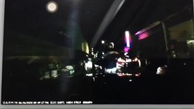 新北市劉男開賓士車行經鶯桃路時，遭警員掏槍威嚇下車受檢。（圖／翻攝臉書社團《爆怨公社》）