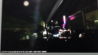 新北警掏槍指車內　無辜賓士男嚇破膽