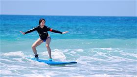 女主播吳宇舒到墾丁南灣衝浪。（圖／翻攝自吳宇舒臉書）