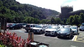 端午連假第3天　宜蘭五峰旗風景區湧人潮端午連假第3天，宜蘭礁溪五峰旗風景區27日一早就湧現遊客潮，停車場的車位也客滿，啟動一進一出管制。（宜蘭縣政府提供）中央社記者沈如峰宜蘭縣傳真　109年6月27日