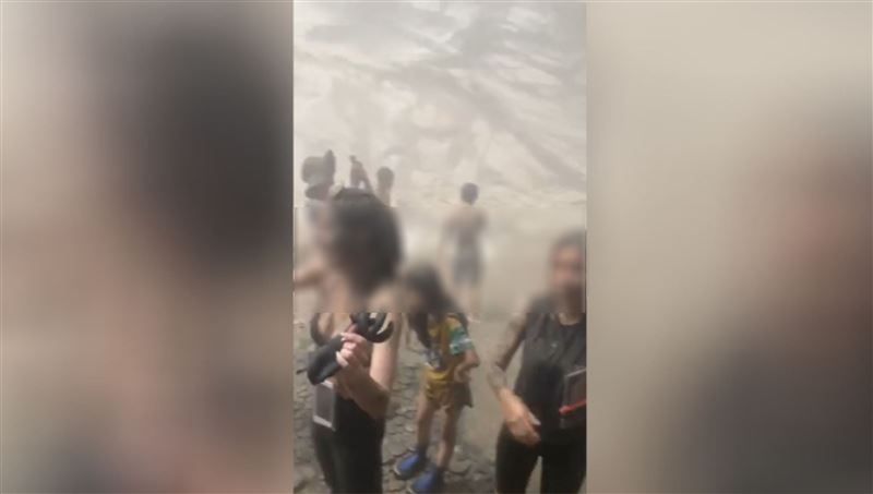 多納一線天山崩！遊客驚逃險遭活埋