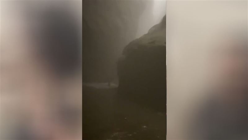 多納一線天山崩！ 男摟愛女：爸愛妳