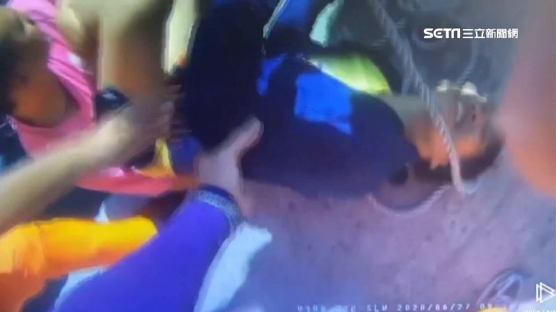 蘭嶼遊客登船踩空落海　海巡即刻救援