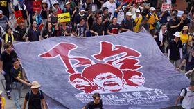 香港七一大遊行登場（2）香港主權轉移22週年，七一大遊行1日下午正式展開，將遊行至金鐘政府總部，大批民眾合力拉開巨型布條，表達希望香港特首林鄭月娥下台的訴求。中央社記者裴禛攝　108年7月1日