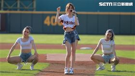 ▲歌手關詩敏替樂天桃猿開球。（圖／記者劉彥池攝影）