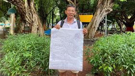 國小校長北上尋當年暖心「餛飩麵媽媽」（1）屏東市建國國小校長施世治（圖）35年前在台北市區補習時，經常光顧的麵攤老闆娘總會多加餛飩給他，讓他感念在心，今年特別利用端午連假重返舊地，拿著大字報盼找當年默默關懷他的「餛飩麵媽媽」。（施世治提供）中央社記者郭芷瑄傳真　109年6月27日