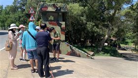 馬祖大砲連開放參觀馬祖南竿大砲連為當地觀光著名行程，端午連假第3天，27日已開放參觀，為落實防疫與國防安全需求，入內採實名制，並需先量體溫，遊客也得戴口罩。中央社記者邱筠攝　109年6月27日