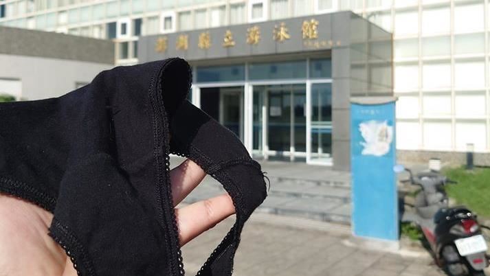男子手拿「這件」找泳帽　萬人笑翻