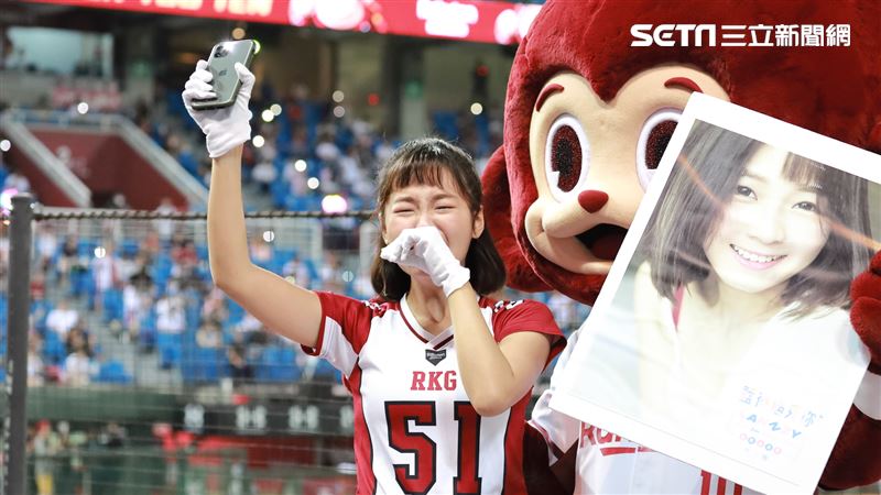 隊友突現身幫宣傳寫真　籃籃看台爆哭