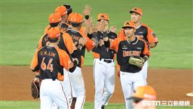 ▲統一獅賽後慶祝勝利。（圖／記者劉彥池攝影）