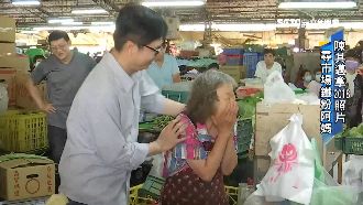 拿2年前合照　陳其邁市場尋鐵粉阿嬤