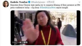 拍記者也搞雙標？新華社駐澳記者不滿被拍擋鏡頭　見維安靠近閃人，事後在推特引起熱烈討論（圖／翻攝自推特@Rashidajourno）