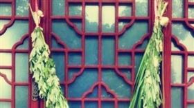 ▲在門上插菖蒲、艾草避邪是端午節的習俗之一。（圖／翻攝自微博）