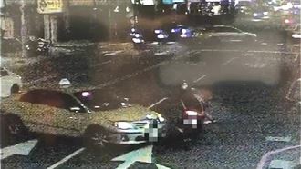 小黃迴轉碰撞機車　騎士噴飛波及路人