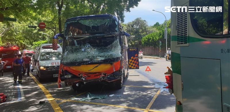 陽明山遊覽車撞公車　24人送醫