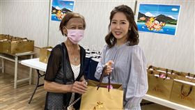 唐芯端午贈愛心，親自捐贈發放500顆粽子。（圖／單純夢想文創事業提供）