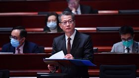 港府15年來首現財赤香港財政司司長陳茂波（站立者）26日公布財政預算，港府於2019至20年出現財赤，是近15年首次；陳茂波並宣布向每名成年港人派發港幣1萬元。（港府新聞處提供）中央社記者張謙香港傳真　109年2月26日 